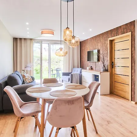 Cozy With Garden - Free Private Parking Apartment