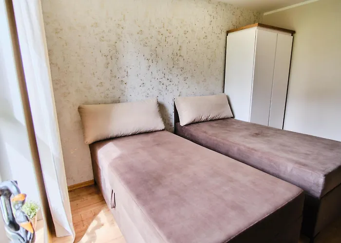 דירה Cozy With Garden - Free Private Parking *